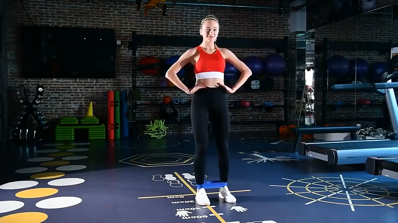 Femme utilisant bandes élastiques résistance exercice fitness à domicile